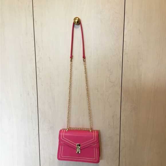 NWOT Adorable Barbie Pink Faux Leather Crossbody Bag Gold Chain & Bag Charm - Picture 2 of 9